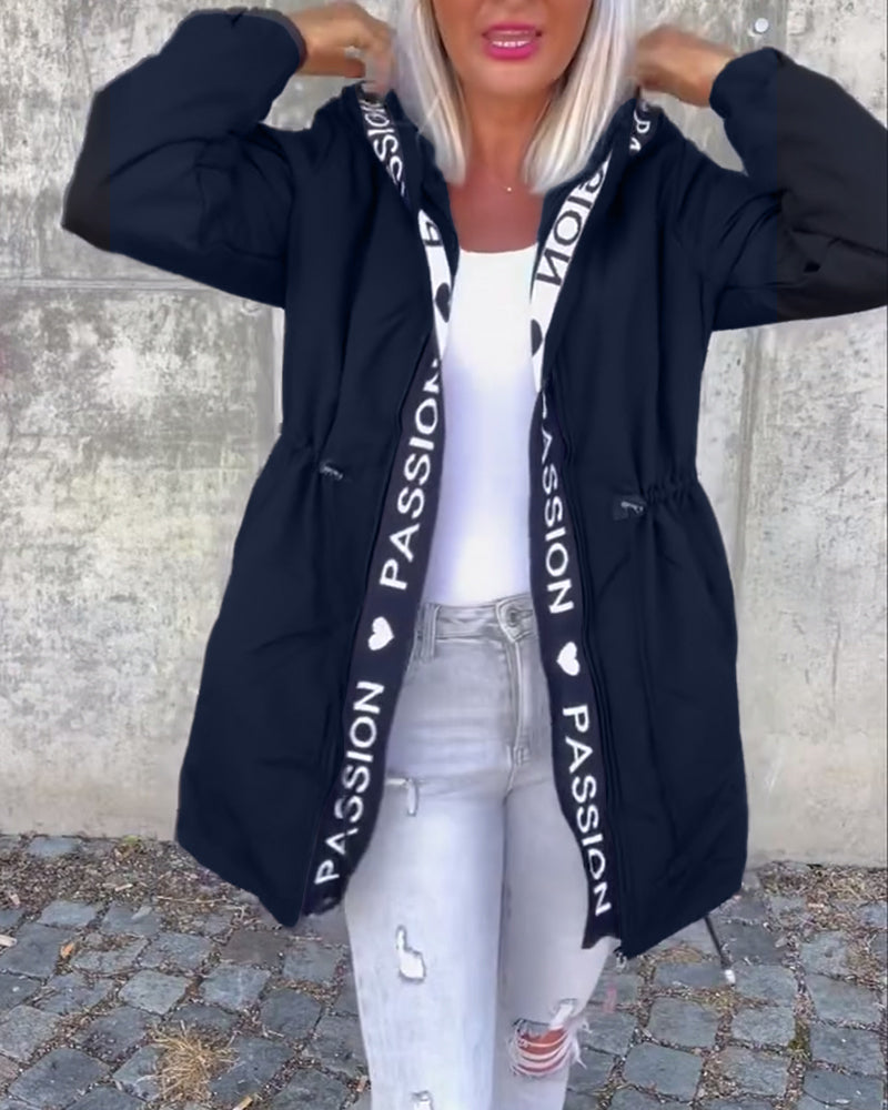 Amicie™ - Trenchcoat met unieke letterprint