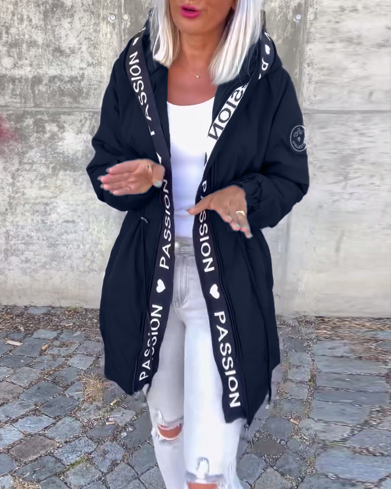 Amicie™ - Trenchcoat met unieke letterprint
