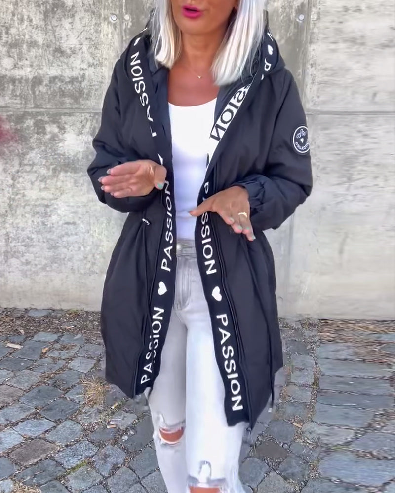 Amicie™ - Trenchcoat met unieke letterprint