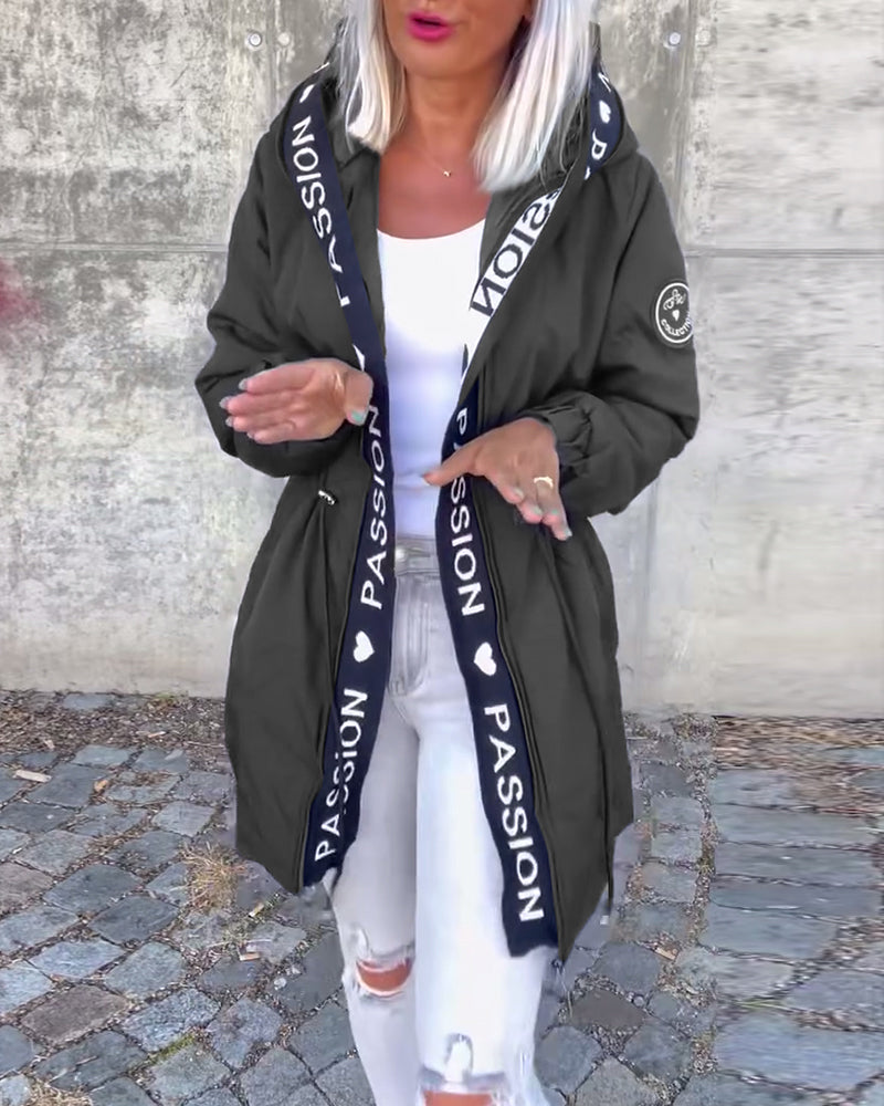Amicie™ - Trenchcoat met unieke letterprint