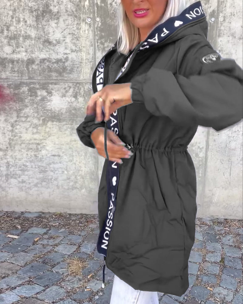 Amicie™ - Trenchcoat met unieke letterprint