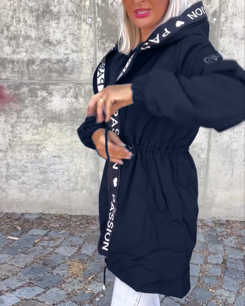 Amicie™ - Trenchcoat met unieke letterprint