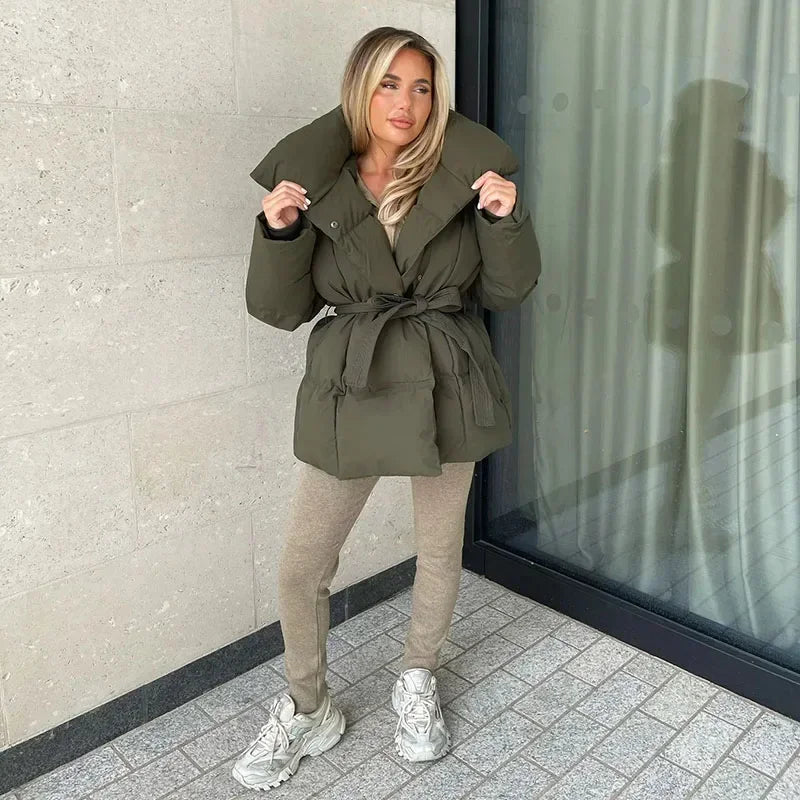 Désirée™ - Korte Damesjas met Opstaande Kraag en Getailleerde Taille