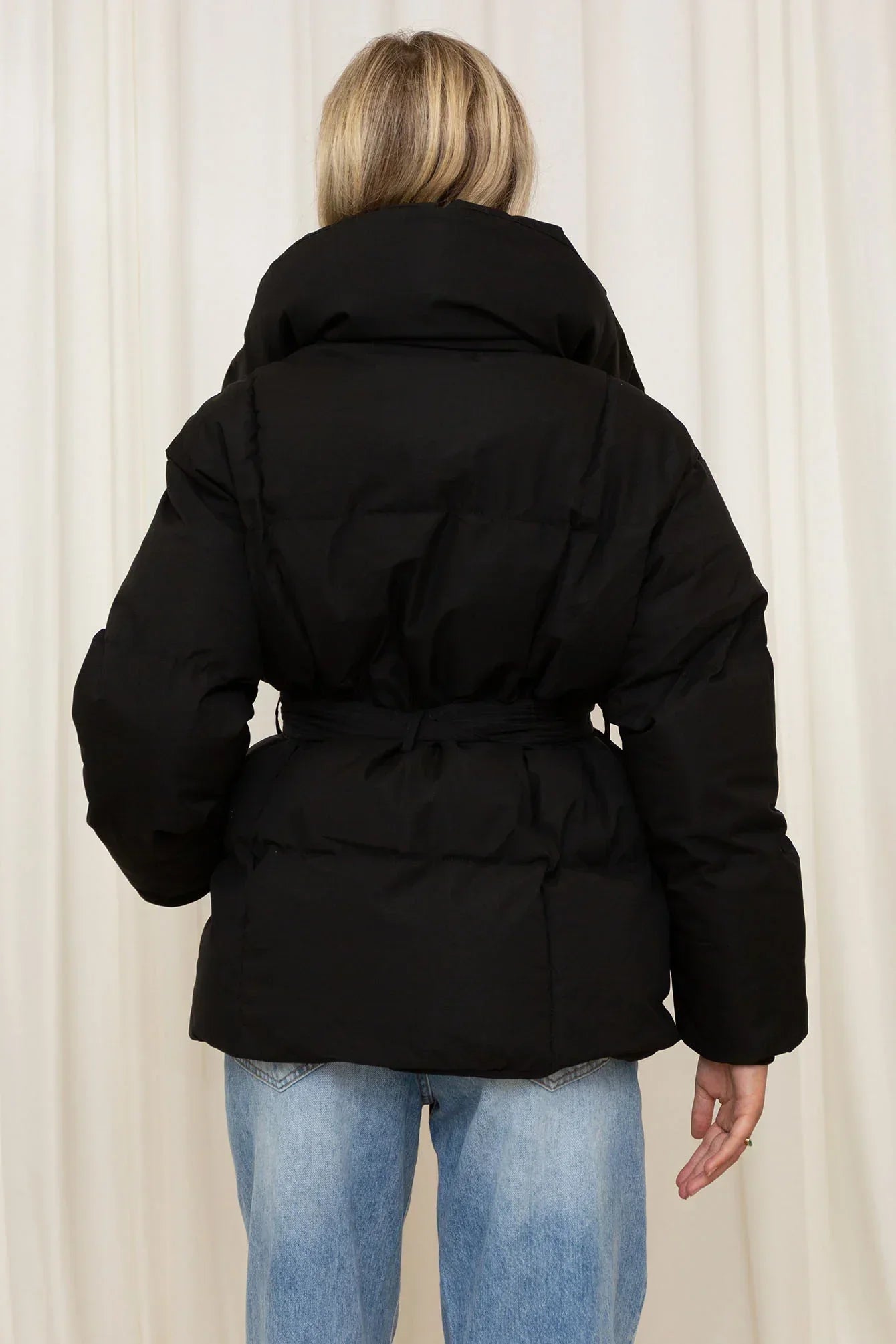 Désirée™ - Korte Damesjas met Opstaande Kraag en Getailleerde Taille