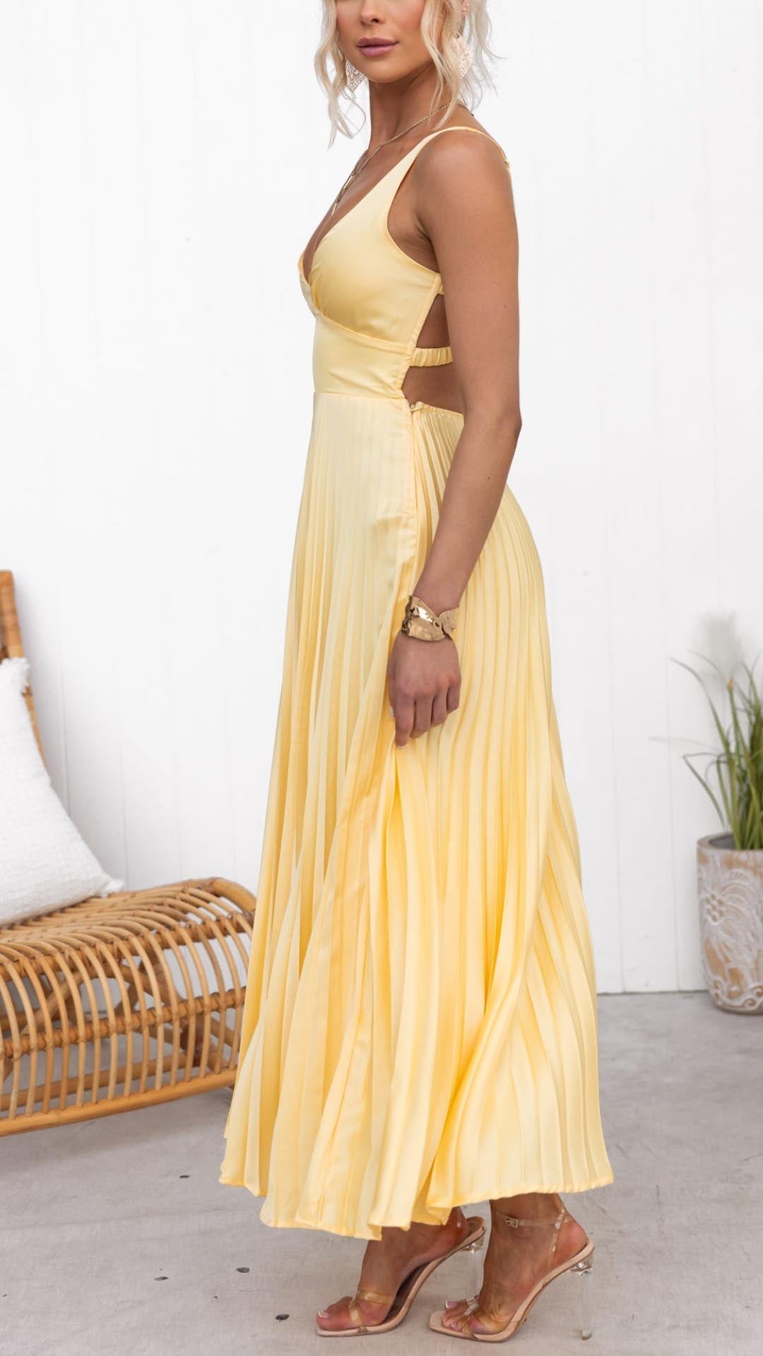 Darya™ - Gele geplooide maxi jurk met V-hals