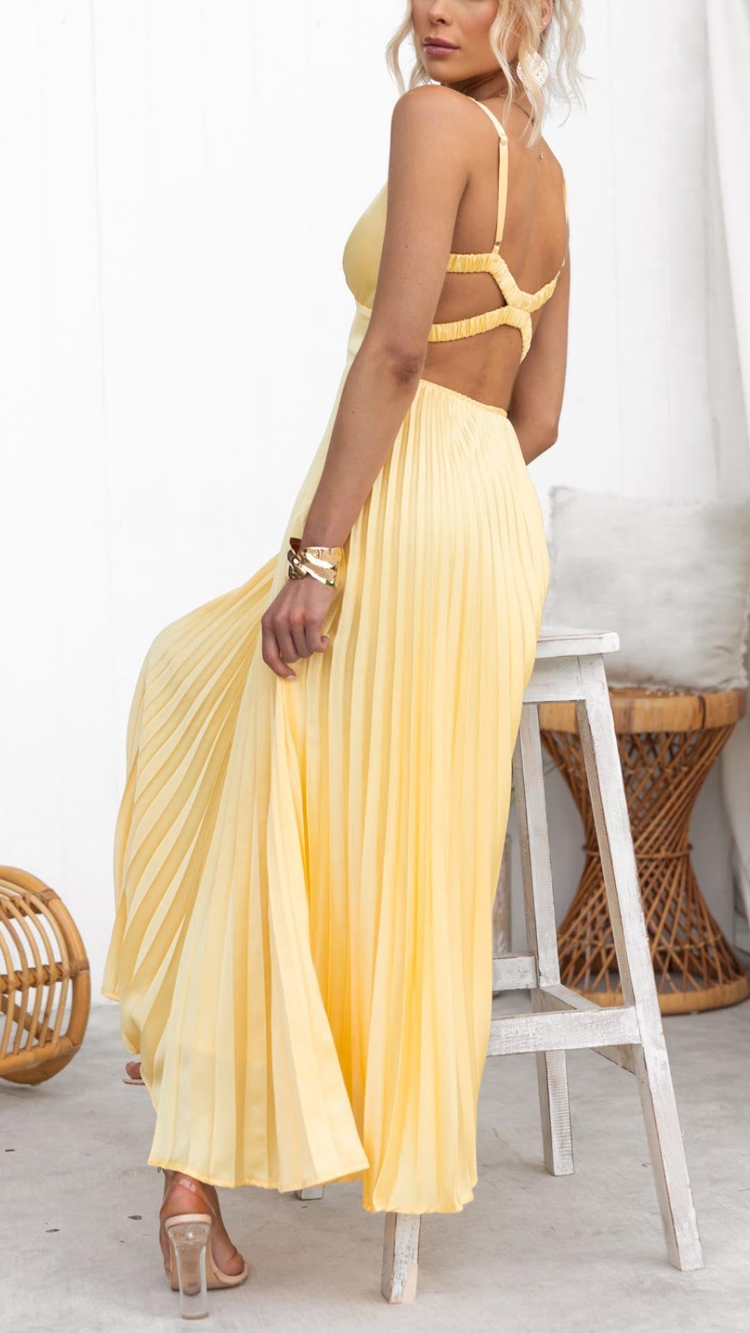 Darya™ - Gele geplooide maxi jurk met V-hals